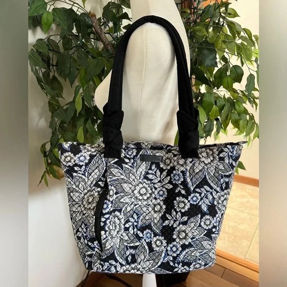 RETIRED: Vera Bradley | ladies Snow Lotus Hadley on the go shoulder handbag.​ - Picture 1 of 16